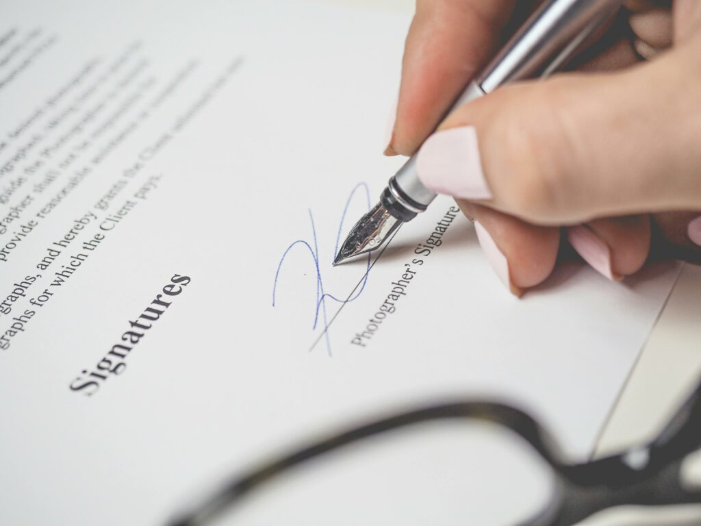 mano firmando contratao sucesion en vida