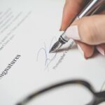 mano firmando contratao sucesion en vida